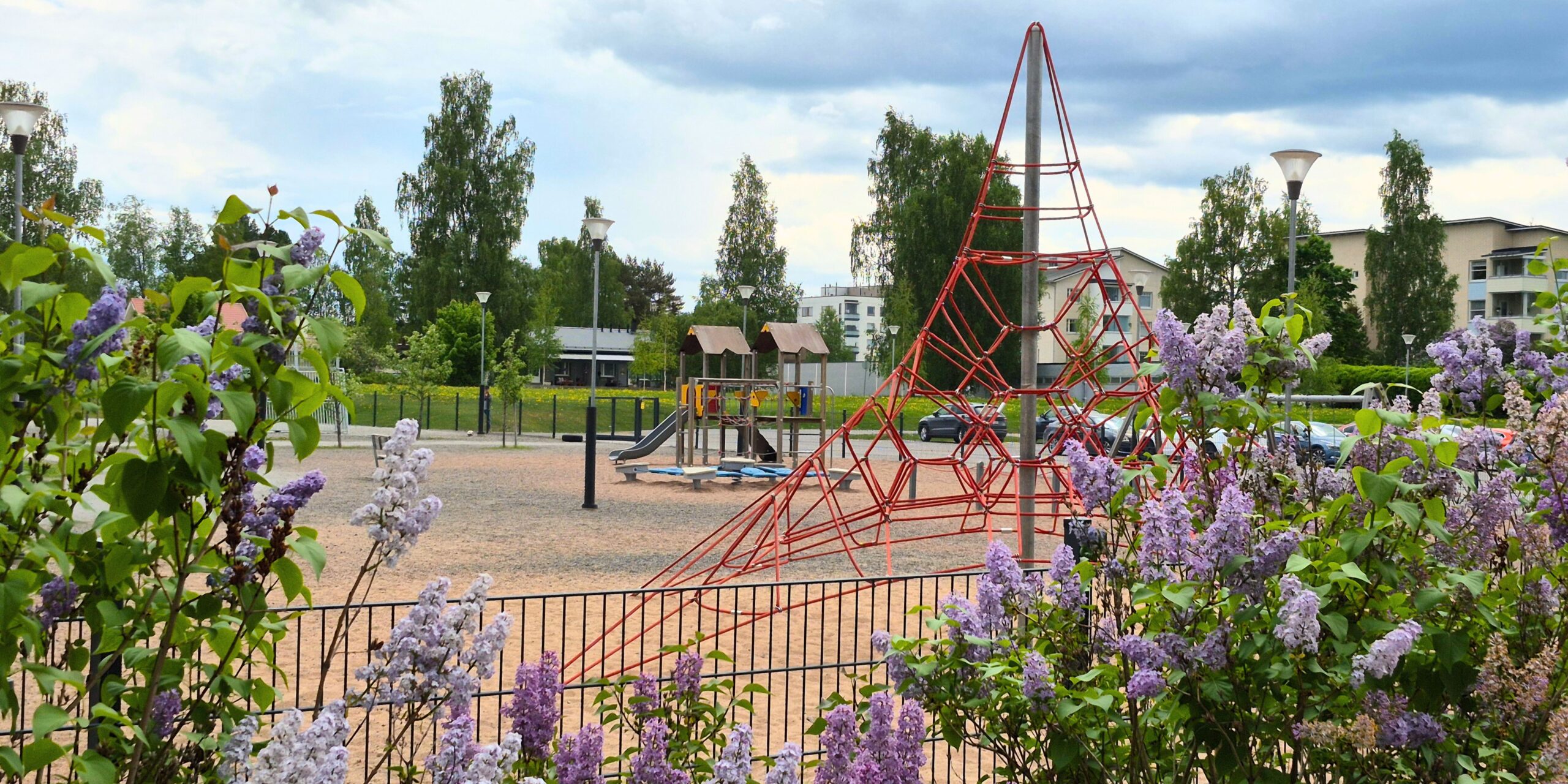 Kiipeilyteline Kirkonkylän päiväkodin pihassa.
