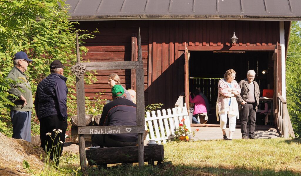 Ihmisiä aamupalalla Haukijärven Kuivurilla